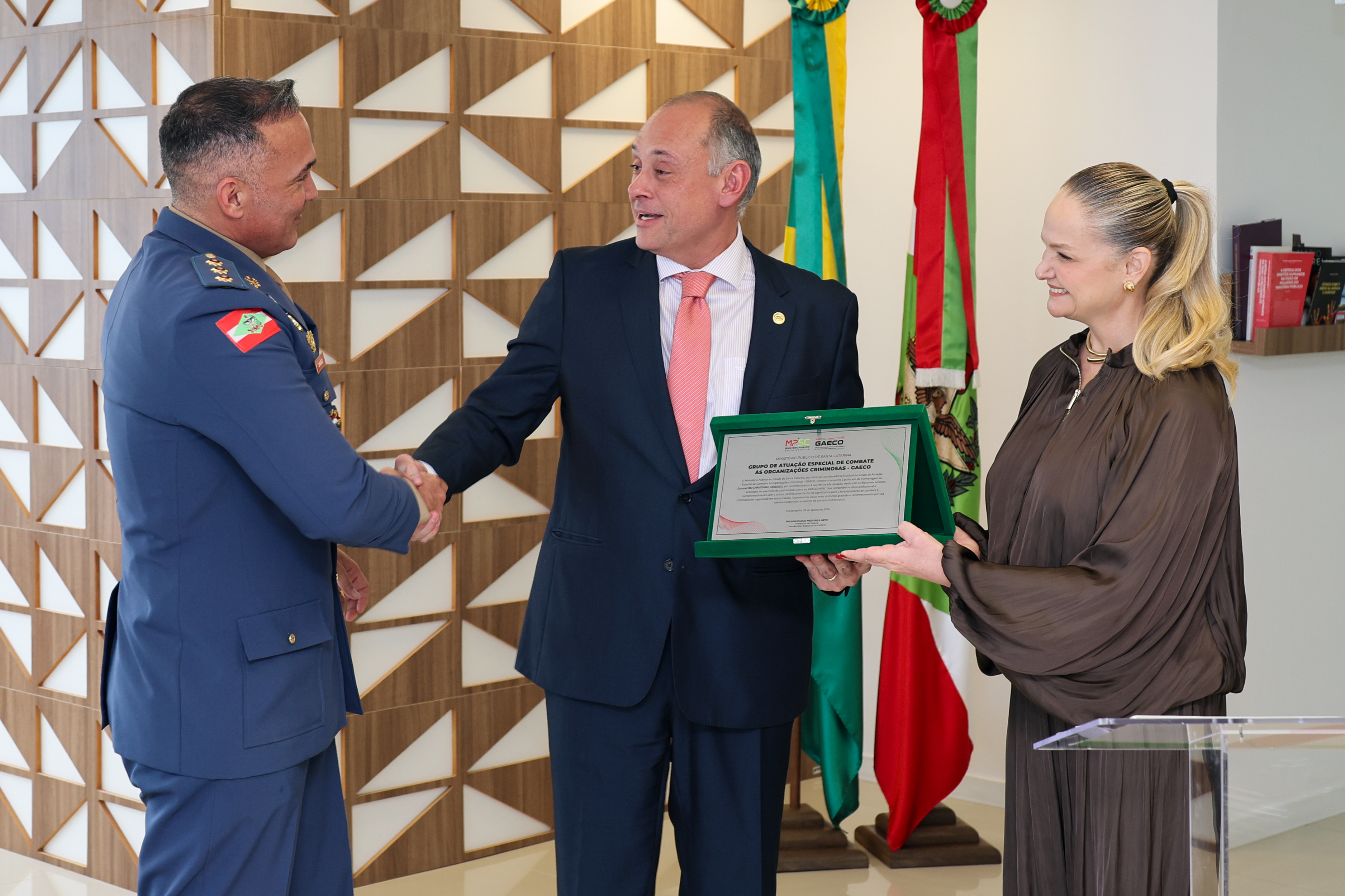 Entrega de placa em homenagem ao Coronel BM Christiano Cardoso