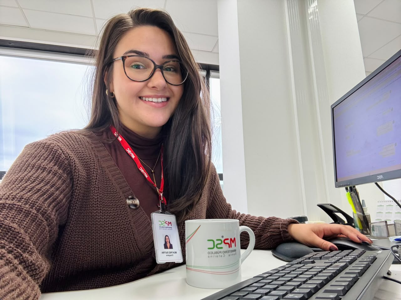 Beatriz é residente na Gerência de Estágio e Residência (GEST) e trabalha no MPSC há um mês.