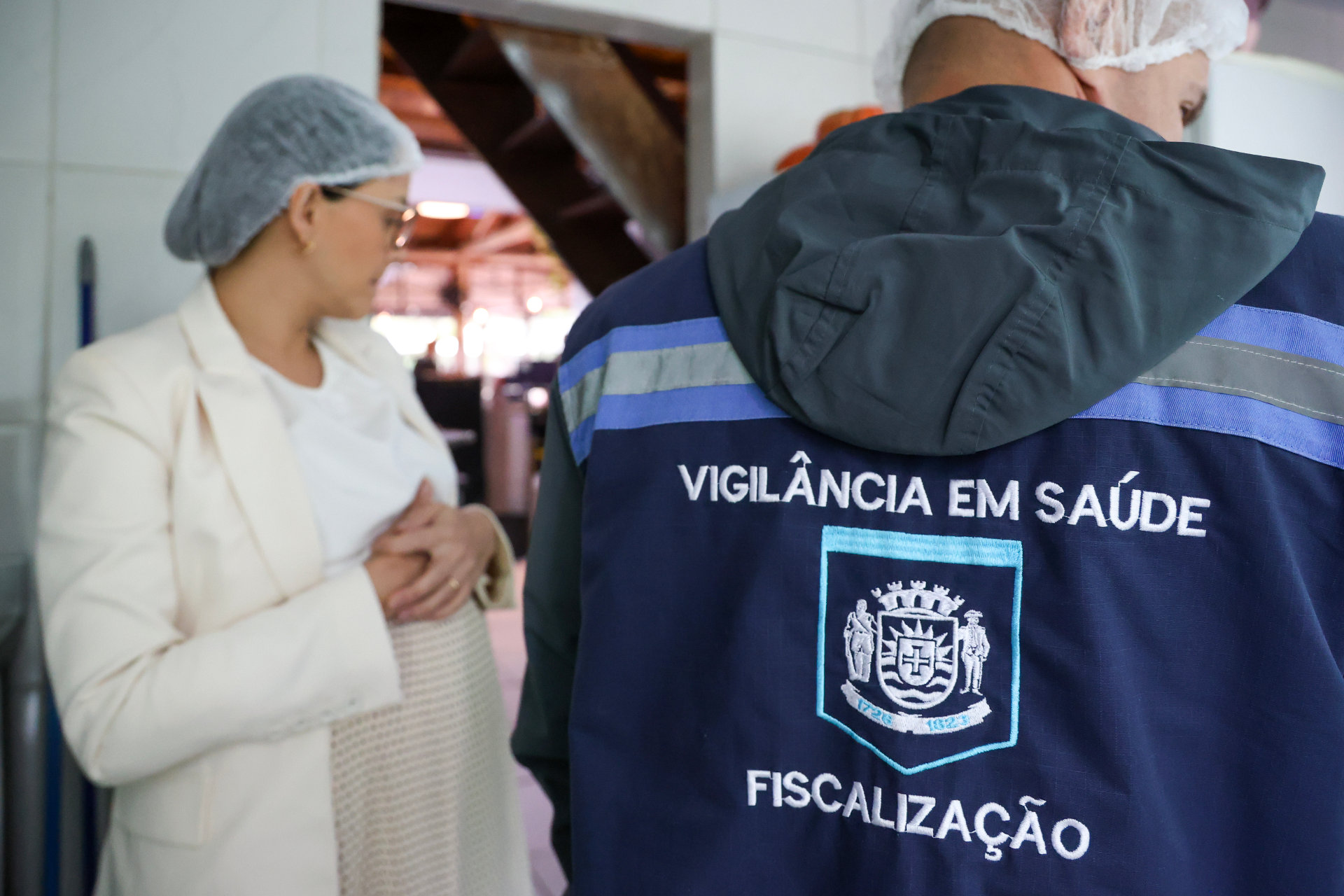 Em sete dias, vistorias apreendem uma tonelada de alimentos irregulares e interditam restaurante na Capital