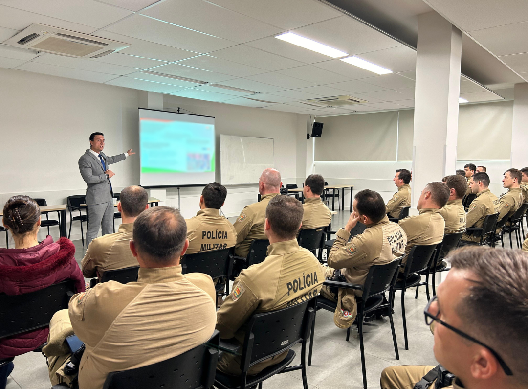 Promotor de Justiça palestra em aula magna do curso de formação de sargentos da PMSC em Criciúma
