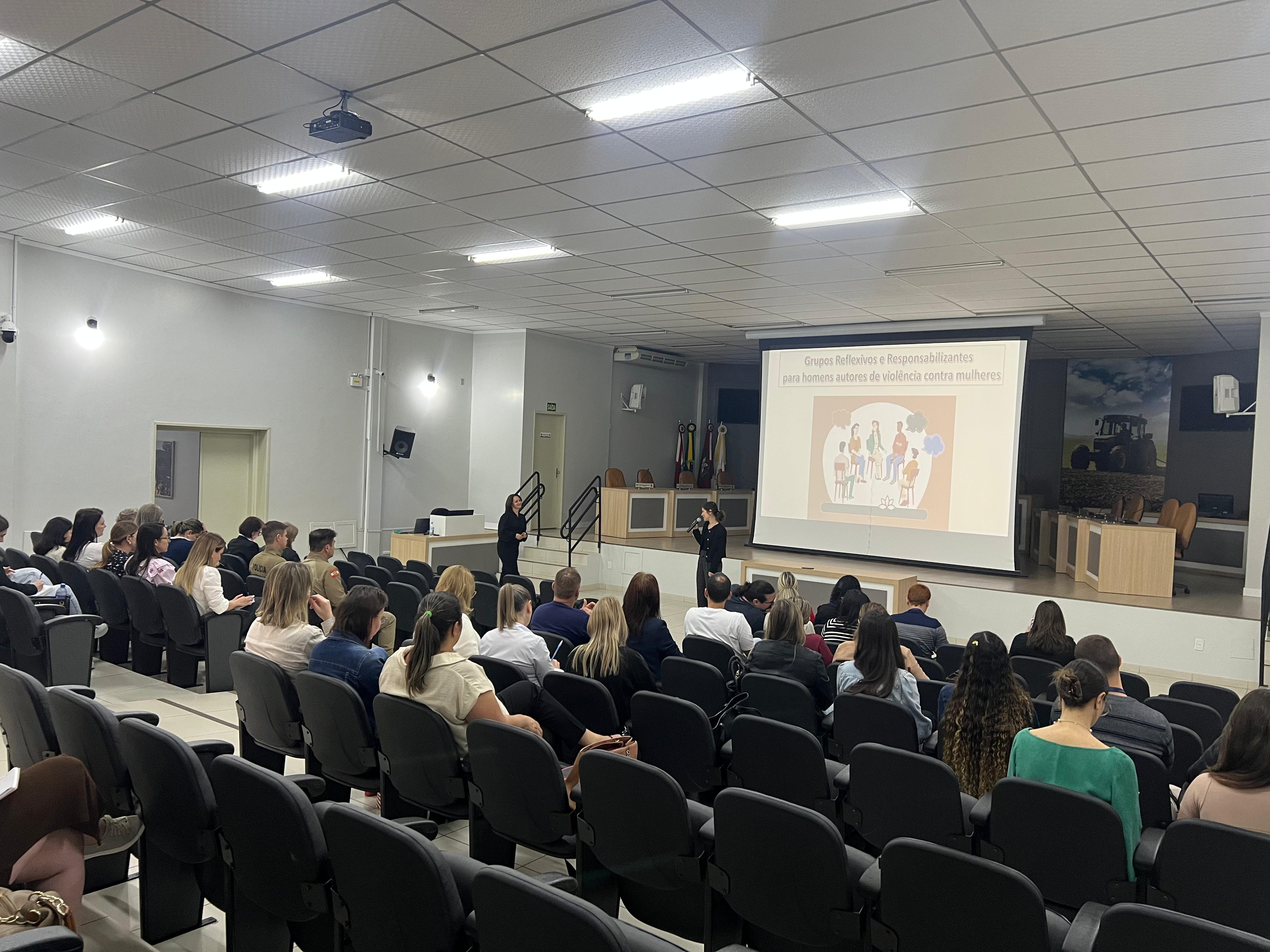 Comarca de Ituporanga, que possui mais de 120 medidas protetivas, recebe capacitação do MPSC sobre grupos reflexivos