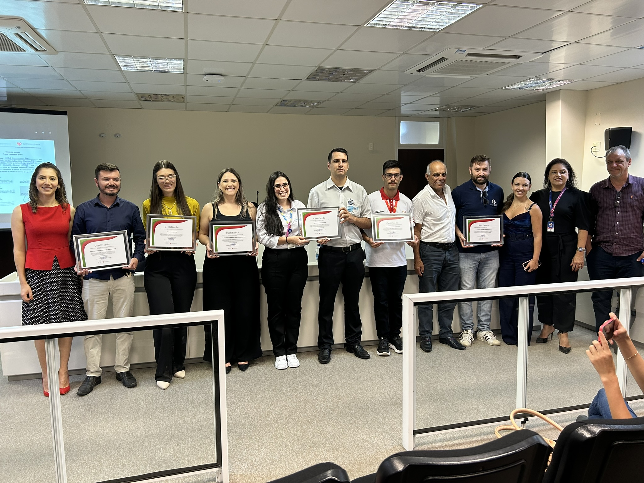 Trabalhando Juntos: Empresas são certificadas após contratarem jovens em situação de vulnerabilidade em Laguna