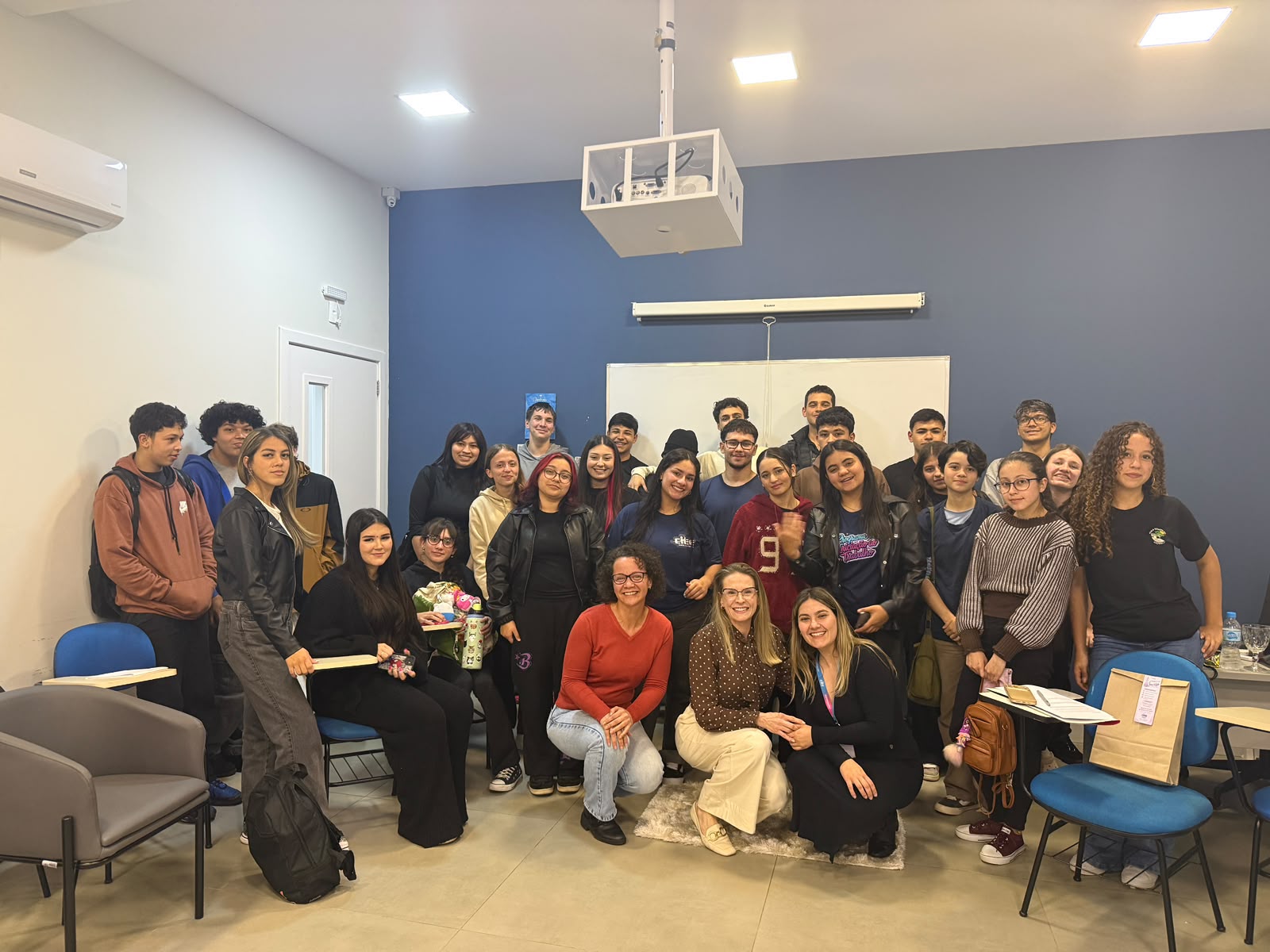 Promotora de Justiça conversa com jovens aprendizes de Caçador sobre escolhas profissionais e oportunidades