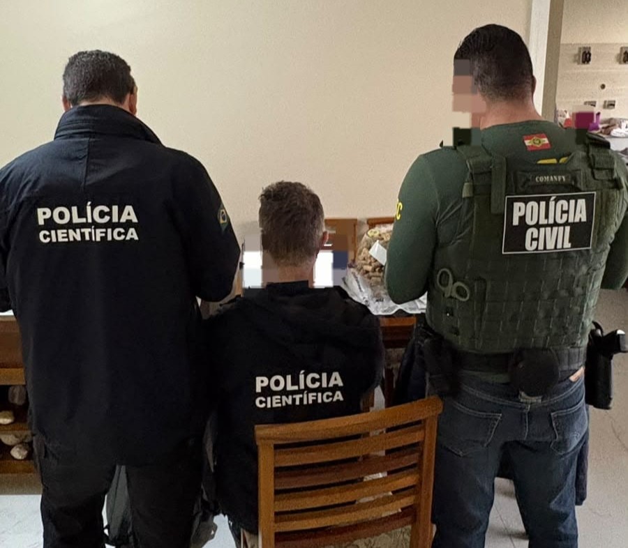 Operação “Mariposa” cumpre mandado em São José em investigação sobre armazenamento de material de abuso sexual infantojuvenil