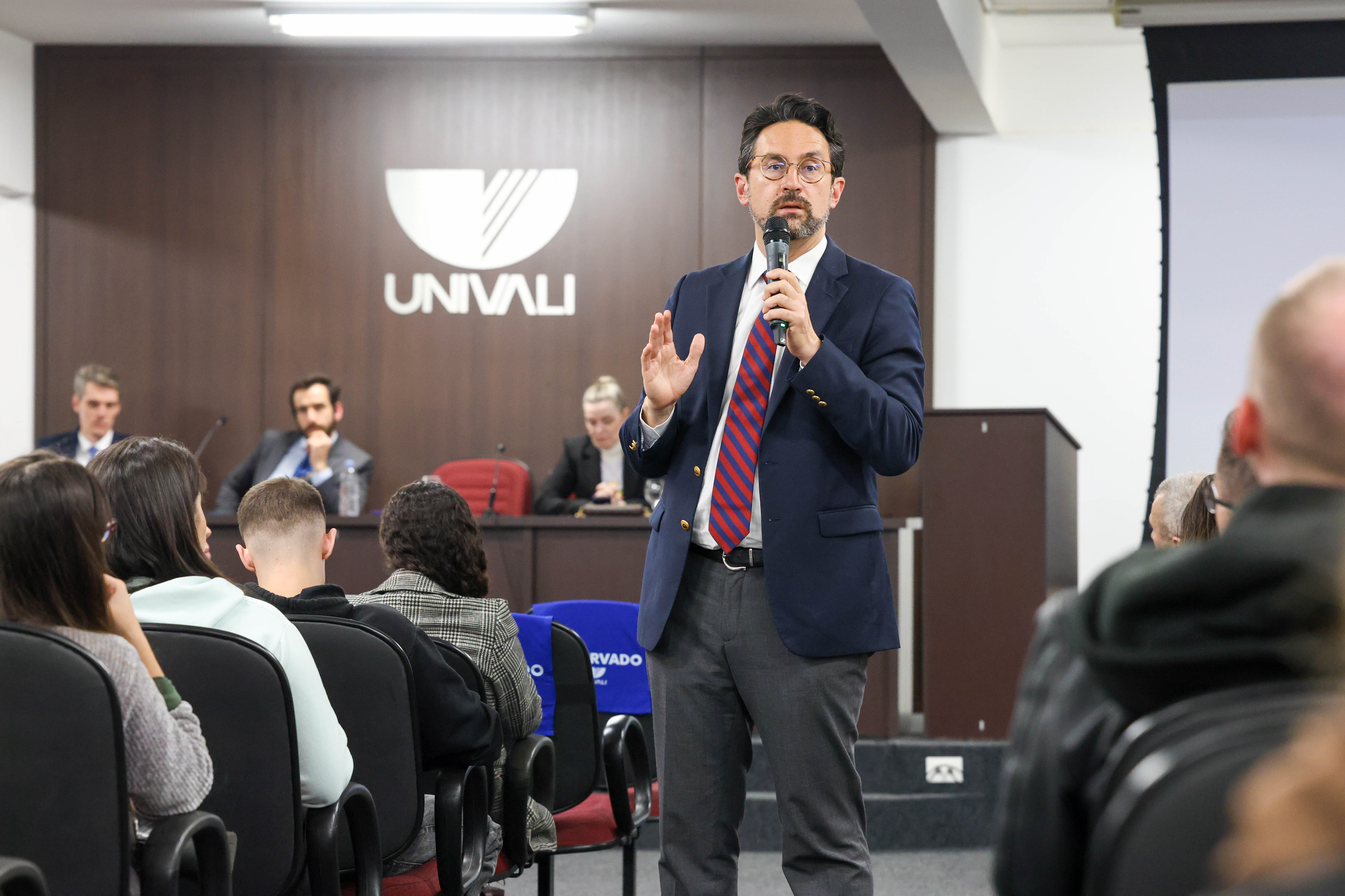 Em Itajaí, fórum internacional amplia discussão sobre integridade, cidadania e democracia