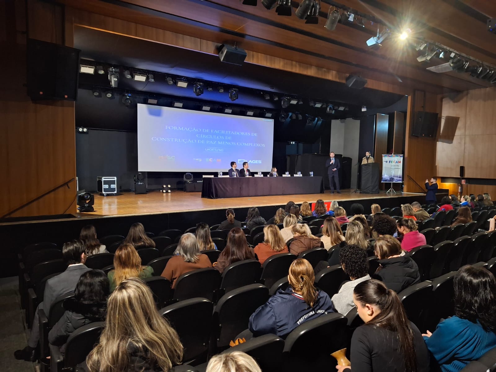 Voluntários são formados em Lages para atuar no projeto Escola Restaurativa, do MPSC
